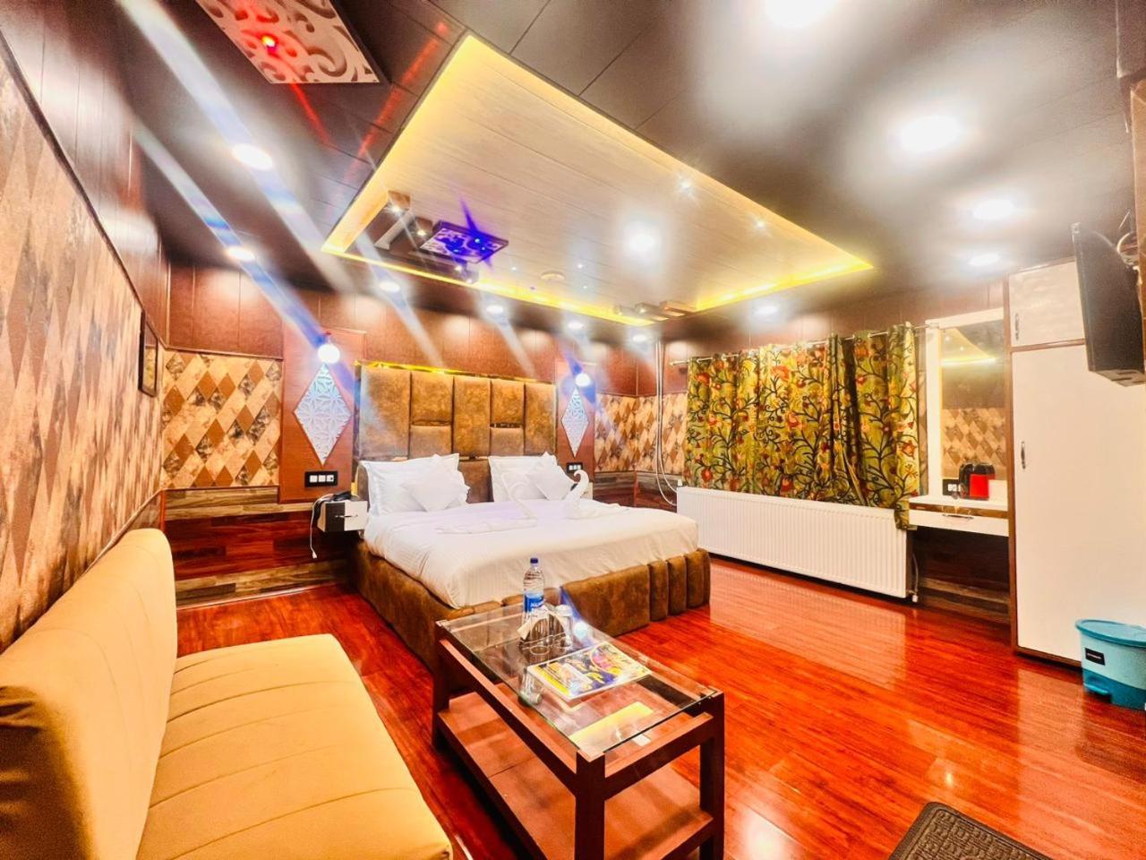Pine View Resort Гульмарг Екстер'єр фото